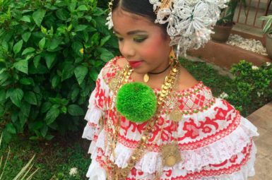 Preciosa quedó con su Pollera de Lujo Roja para Niñas